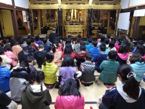 御本尊に合掌する生徒