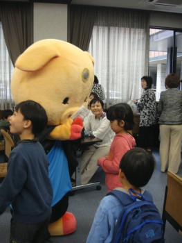 子どもたちからお手紙を貰うブットンくん