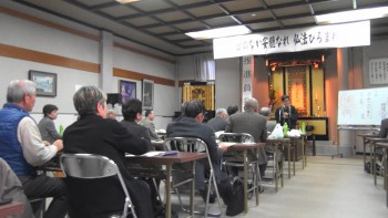 抗議の中間班別座談会では受講者から「お線香はどうして立ててはいけないのか?」「お仏壇の扉は何時開け閉めするのか?」 などの素朴な質問が出た後、山雄講師は丁寧に解説されました。