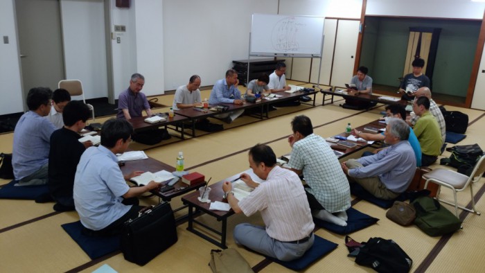 「継続聞思の会」定例学習会(輪読風景)