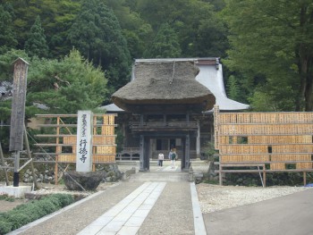 行徳寺の茅葺き屋根の山門